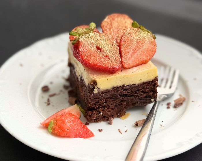 Brownie s vanilkovým krémom a jahodami