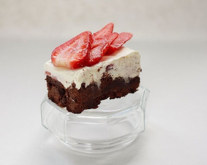 Brownie s vanilkovým krémom a jahodami