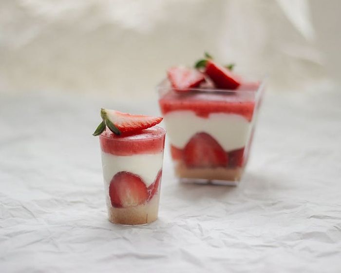 Jahodový cheesecake v poháriku mini
