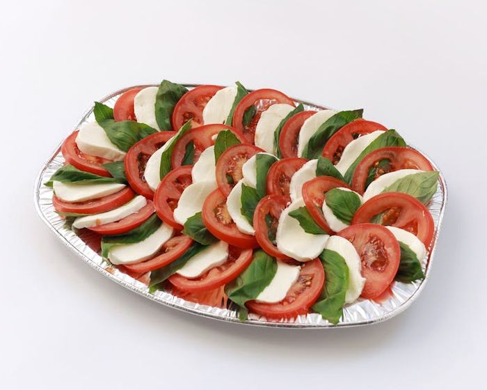 Obložená misa s mozzarellou a paradajkami
